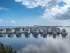 A marina with multiple docked boats and a clear sky. - Schleivilla Lootsen Hus by Seeblick Ferien ORO by Interhome (Hasselberg)