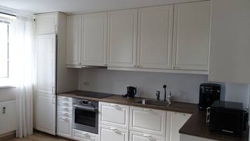 Geladeira, micro-ondas, fogão, lava-louças