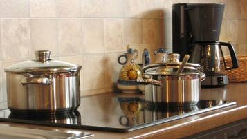 Kühlschrank, Mikrowelle, Ofen, Geschirrspüler