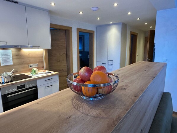 Kylskåp, mikrovågsugn, ugn och diskmaskin