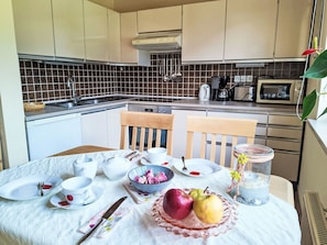 Fridge, microwave, oven, cookware/dishes/utensils - Apartment Bergblick by Interhome (Abtenau)