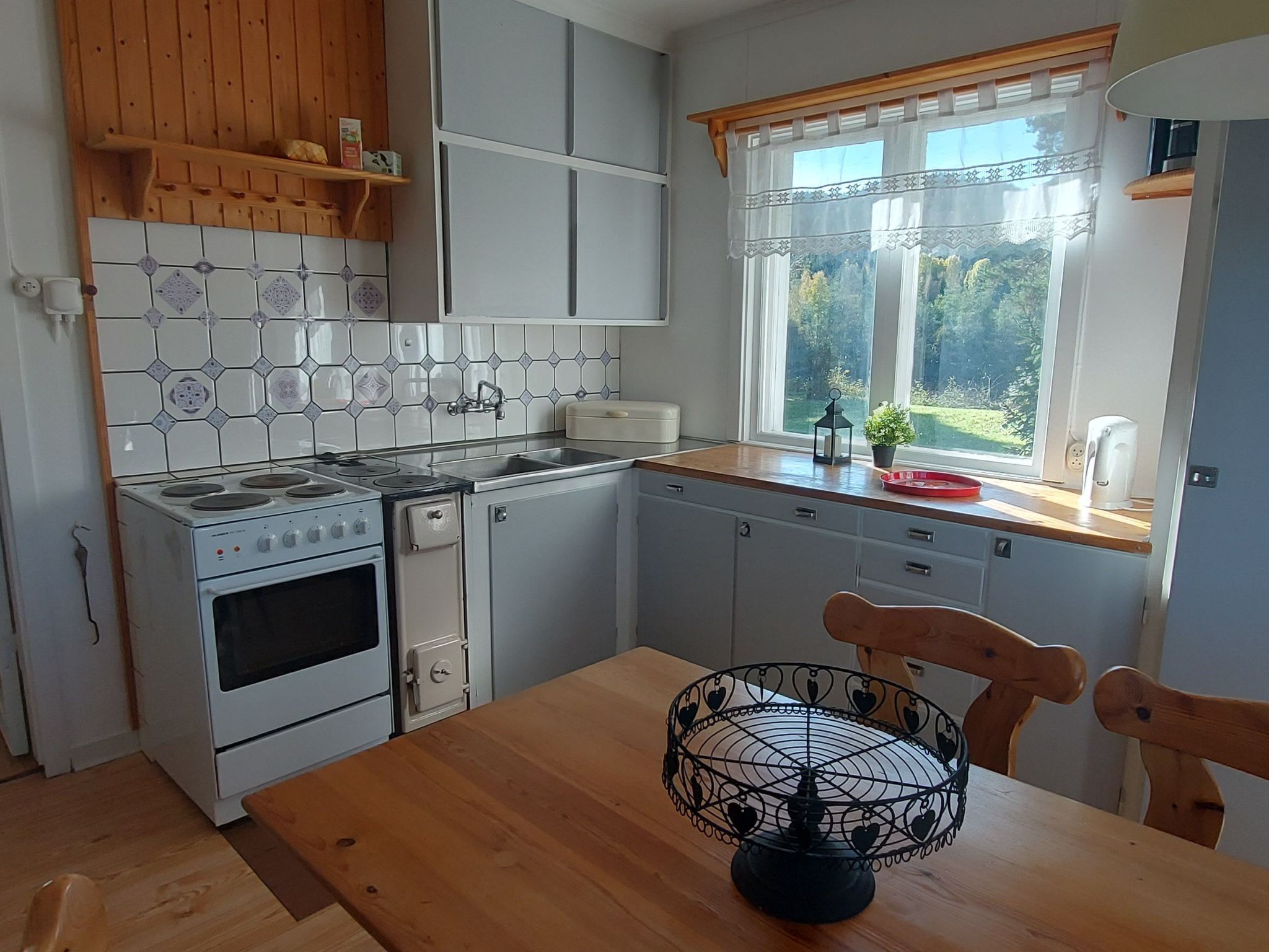 Kühlschrank, Mikrowelle, Ofen, Kochgeschirr/Geschirr/Besteck