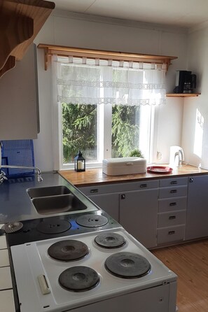 Fridge, microwave, oven, cookware/dishes/utensils - Morsgården by Interhome (Stöllet)
