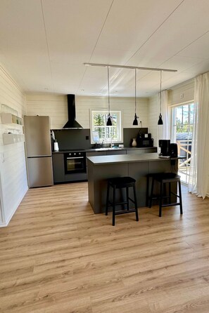 ثلاجة، ميكروويف، فرن، غسالة أطباق