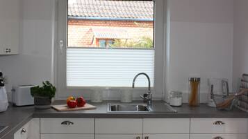 Kühlschrank, Mikrowelle, Ofen, Geschirrspüler