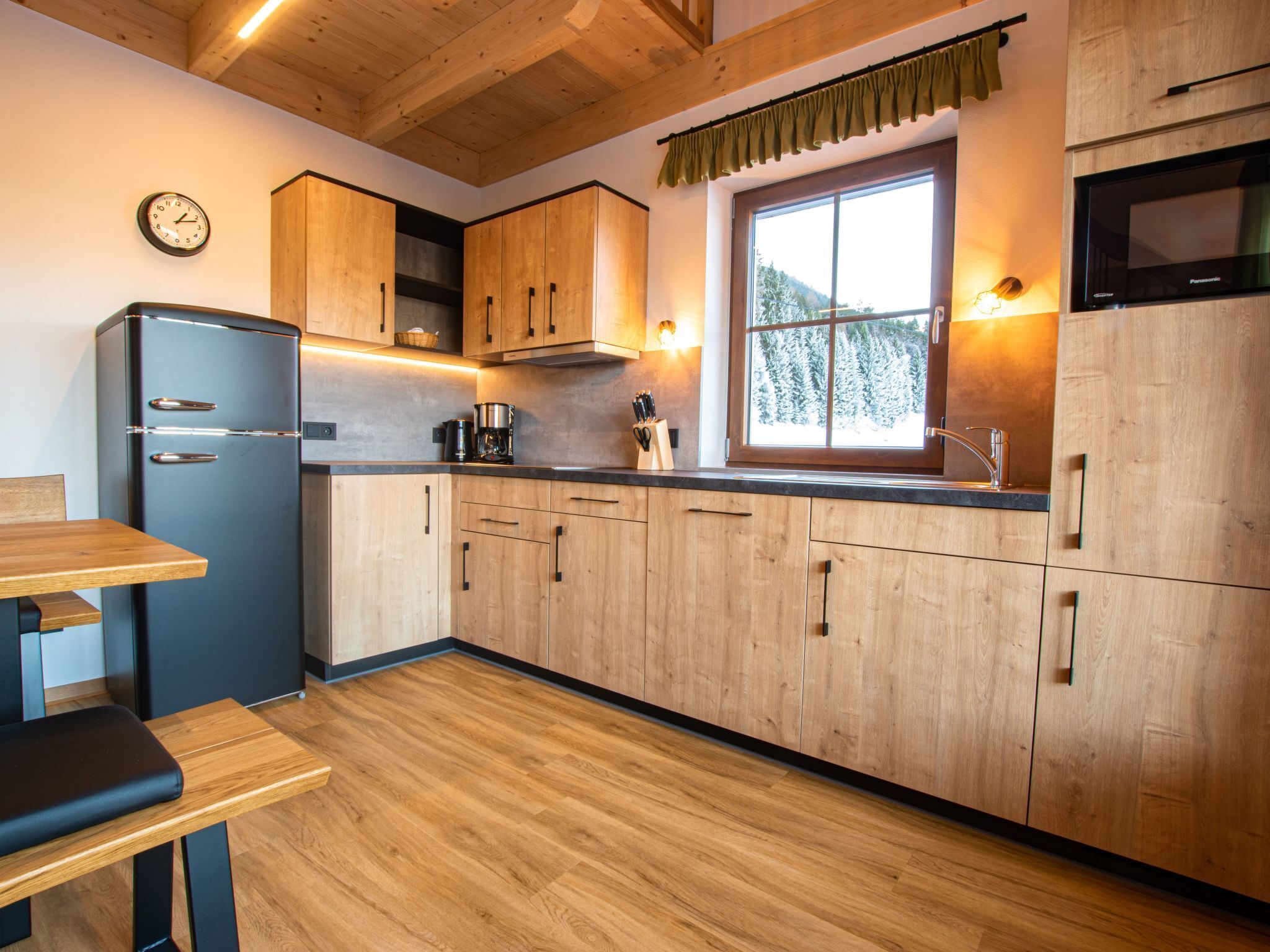 Kjøleskap, mikrobølgeovn, oppvaskmaskin og kjøkkenutstyr