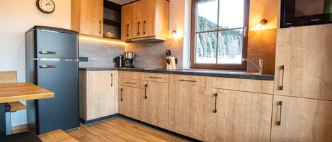 Kjøleskap, mikrobølgeovn, oppvaskmaskin og kjøkkenutstyr