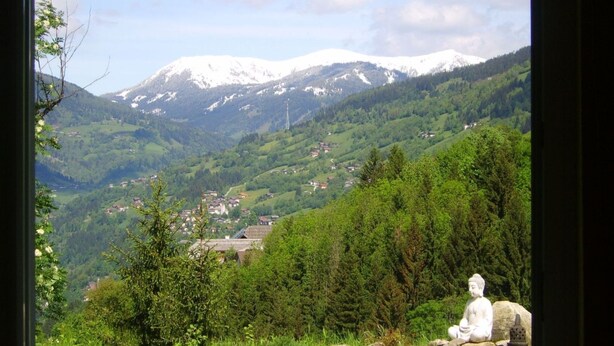 A view of a mountainous landscape with a statue in the foreground. - Ruhige Ferienwohnung in Feld am See by Interhome (Feld am See)