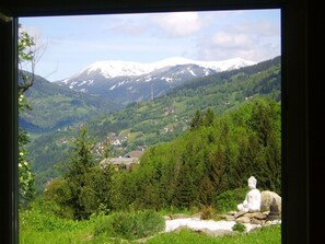 Aussicht auf eine gebirgige Landschaft mit einer Statue im Vordergrund.