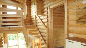 Uma escada de madeira com design em espiral que leva a um andar superior.
