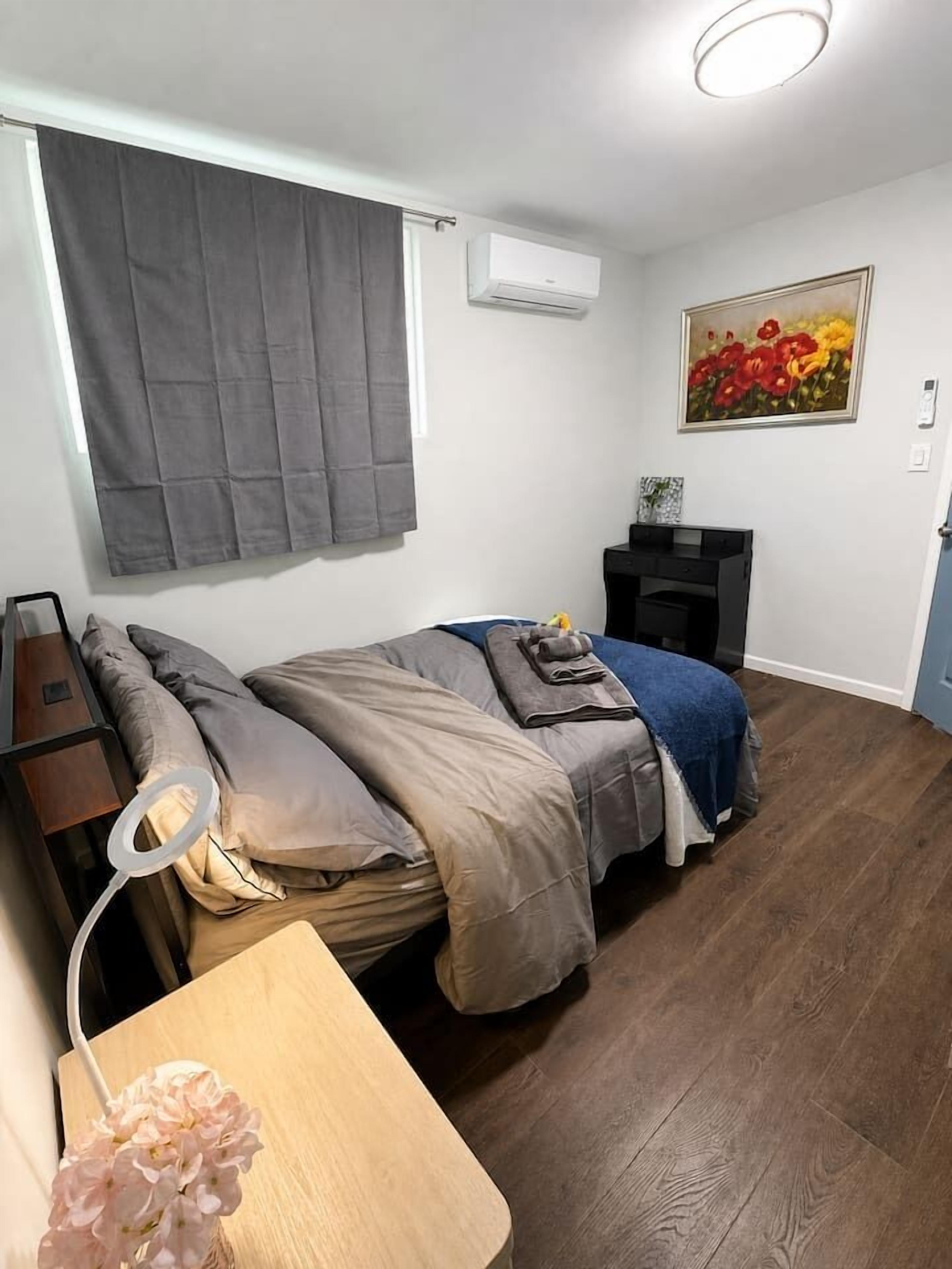 Desk, WiFi (free), bed sheets