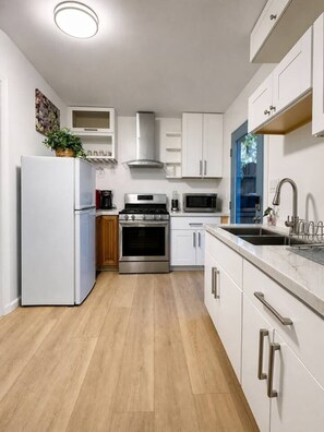 Coffee/tea maker, fridge, microwave, stovetop
