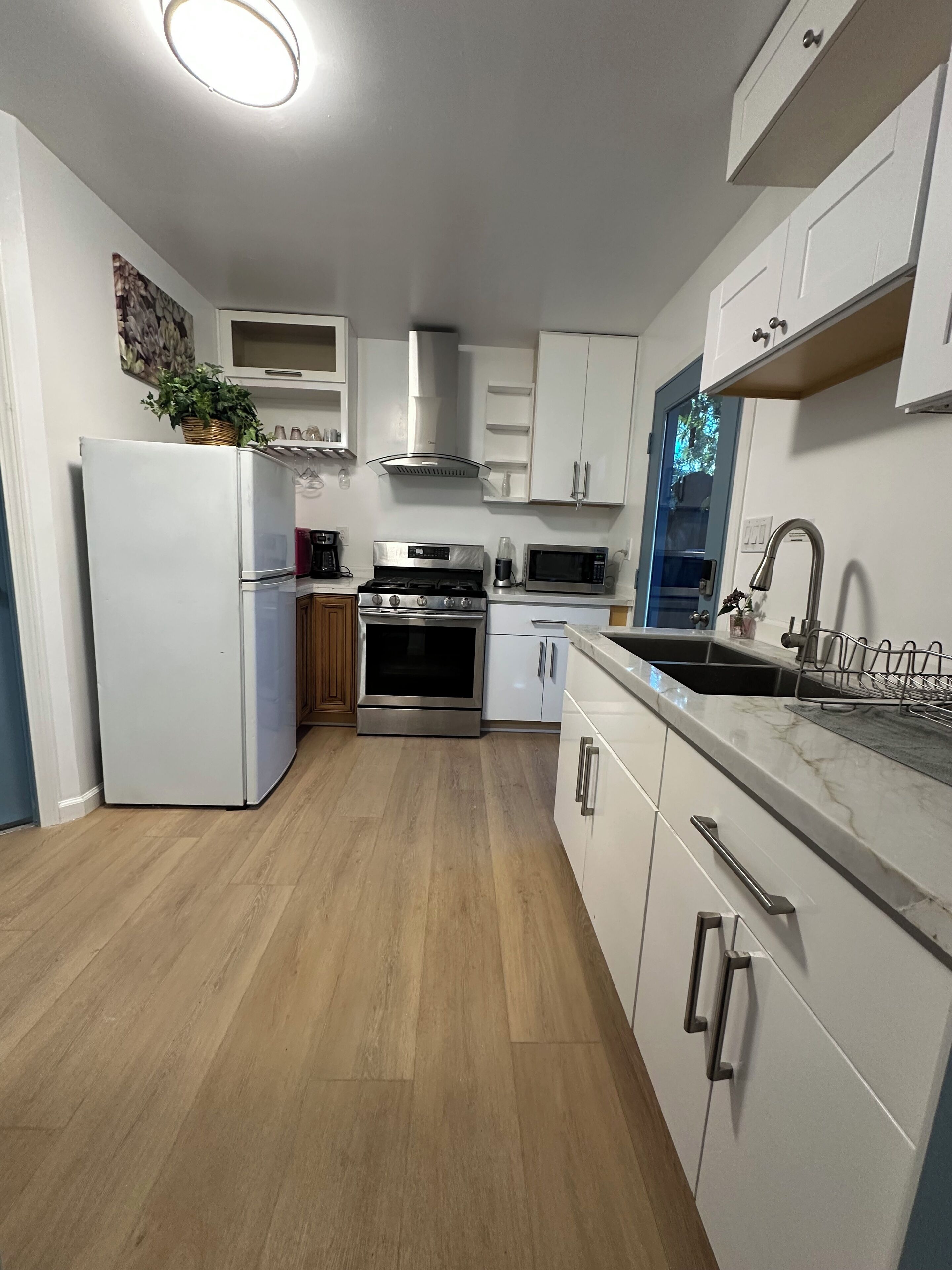 Réfrigérateur, four à micro-ondes, un four, surface de cuisson