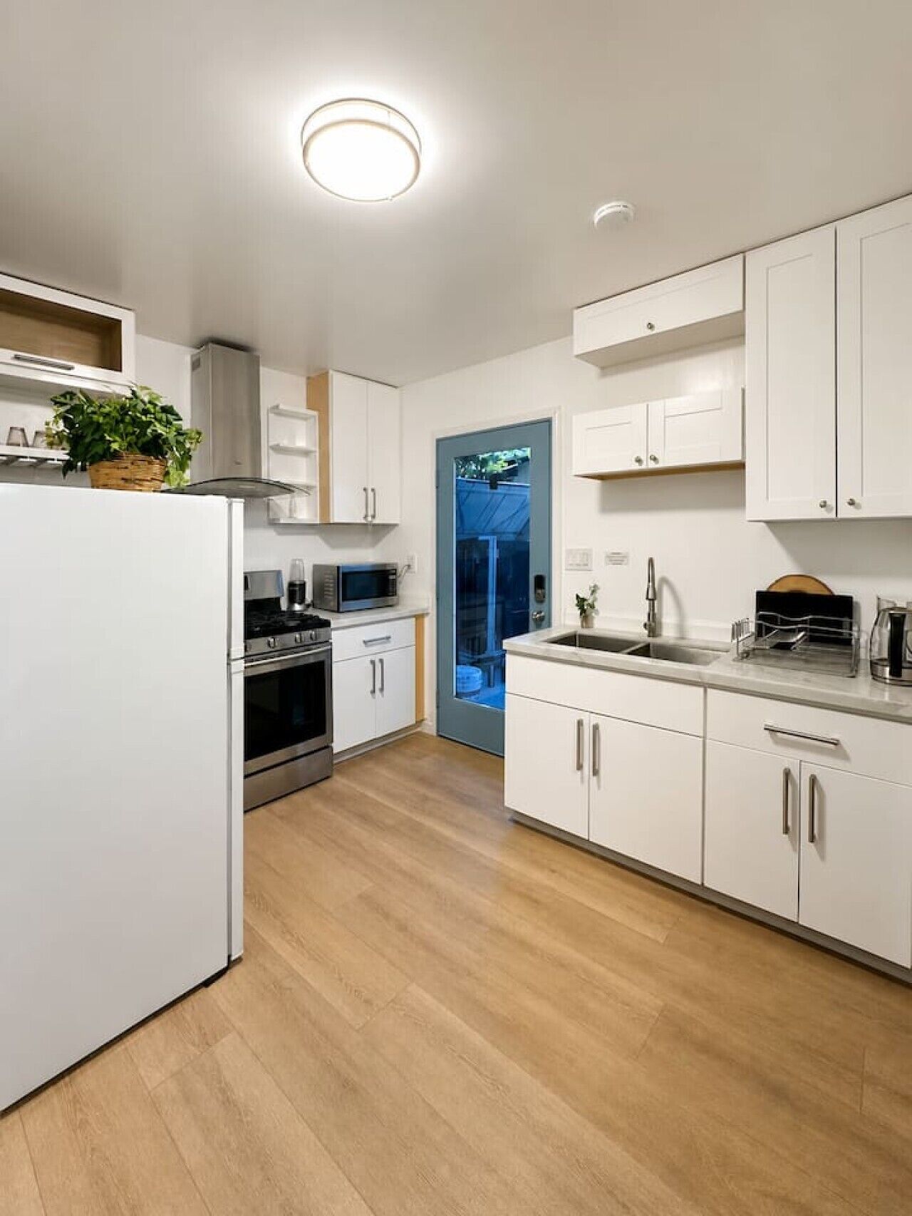 Coffee/tea maker, fridge, microwave, stovetop