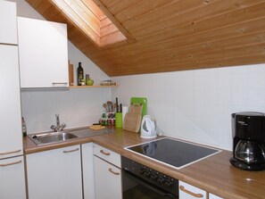 Kühlschrank, Ofen, Kochgeschirr/Geschirr/Besteck