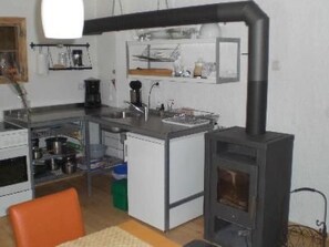 Kühlschrank, Ofen, Kochgeschirr/Geschirr/Besteck