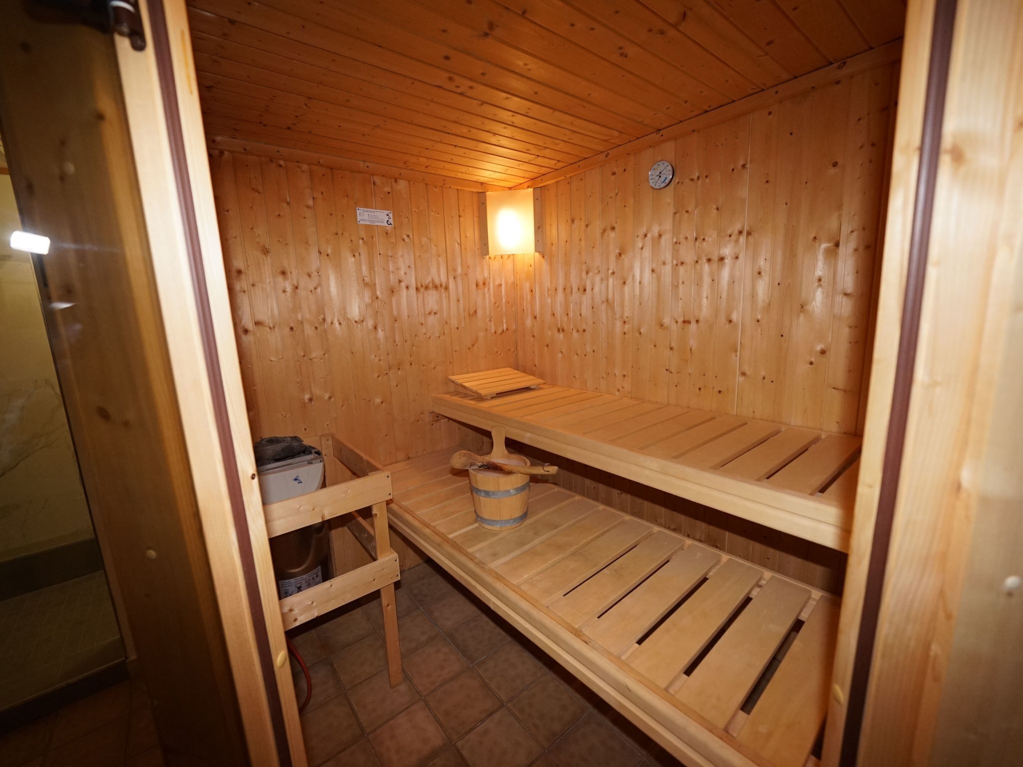 Una sauna amb parets i seients de fusta.