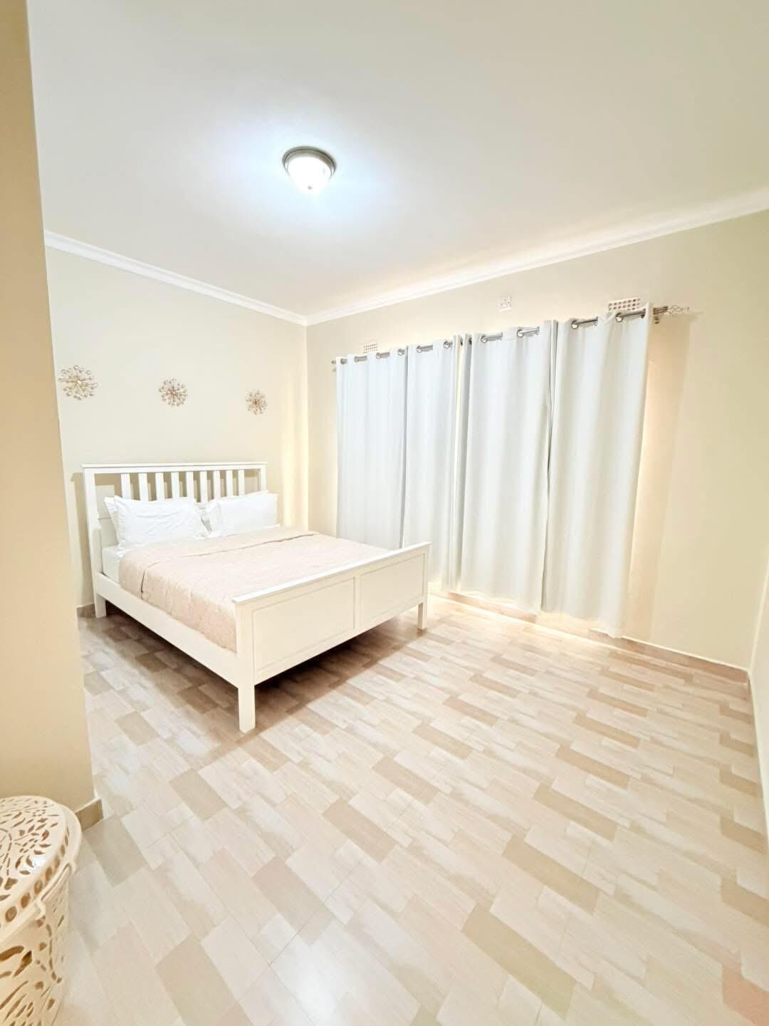 3 bedrooms, iron/ironing board, WiFi, bed sheets