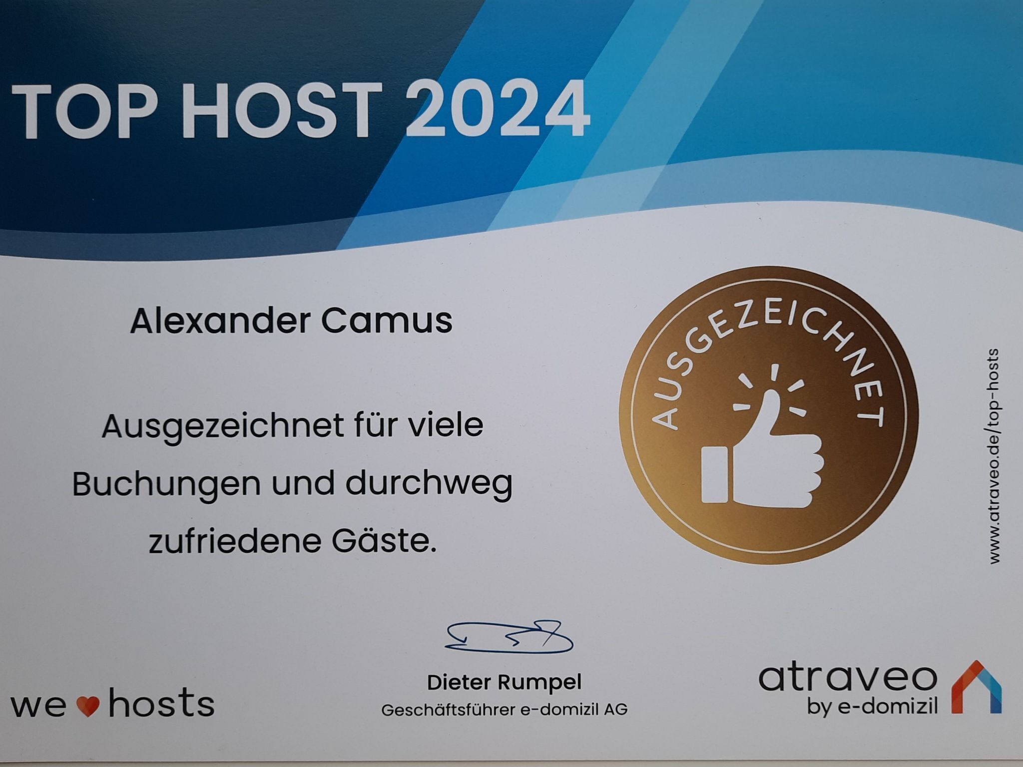 Ein Zertifikat mit der Aufschrift „TOP HOST 2024“ für Alexander Camus, ausgezeichnet für viele Bücher und zufriedene Gäste.