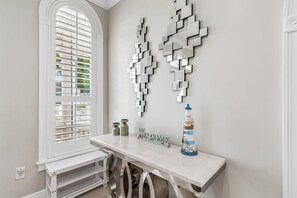 Interior - 1 block from Stadium, Minutes to airport & downtown, King beds, Jetted Bathtub (Tampa)