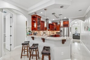 Fridge, microwave, oven, stovetop - 1 block from Stadium, Minutes to airport & downtown, King beds, Jetted Bathtub (Tampa)