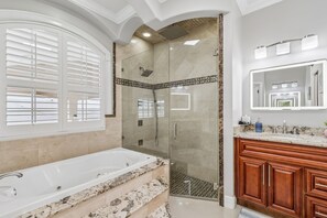 Shower, jetted bath, hair dryer, towels - 1 block from Stadium, Minutes to airport & downtown, King beds, Jetted Bathtub (Tampa)