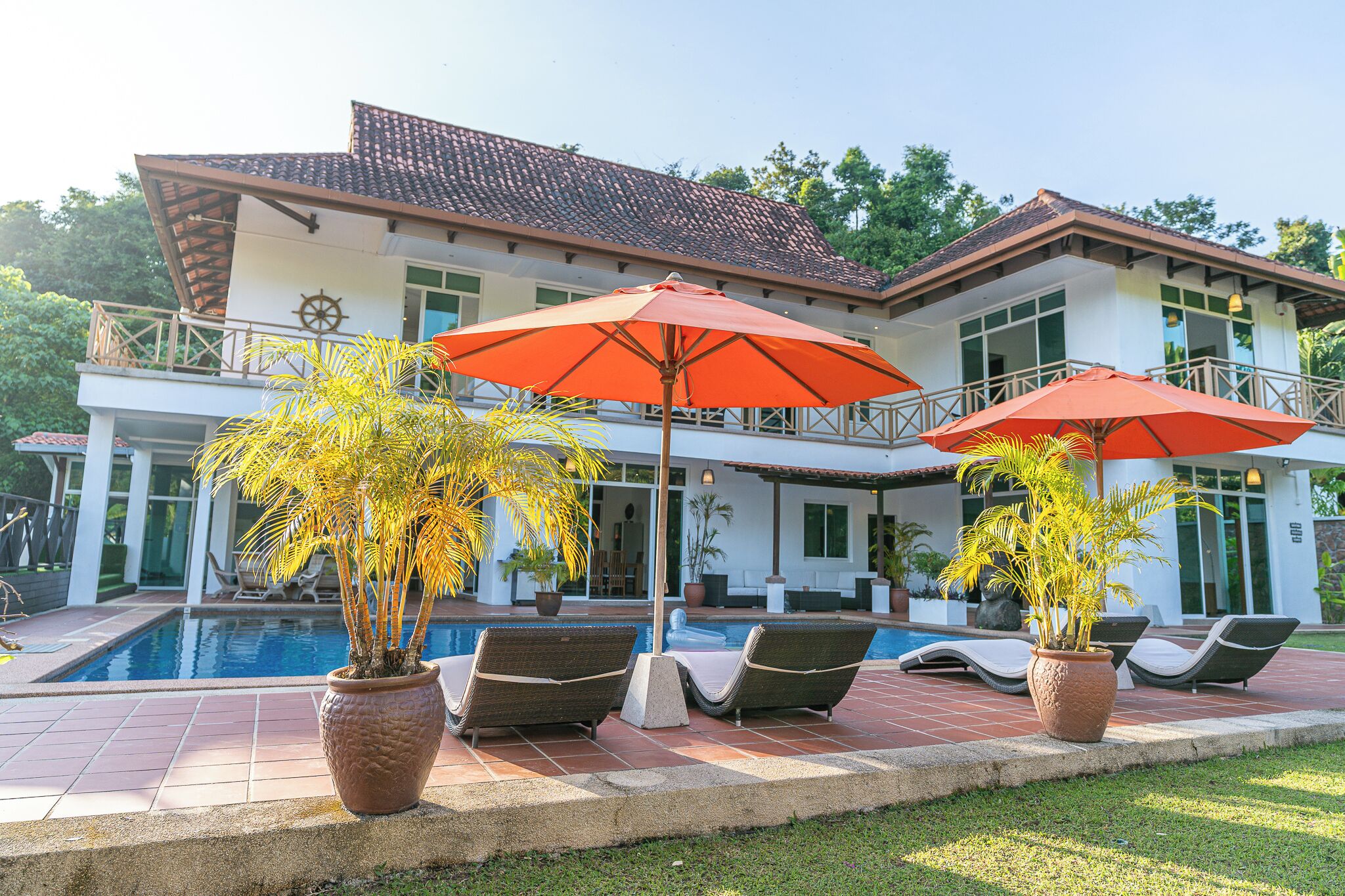 Piscina all'aperto, ombrelloni da piscina, lettini