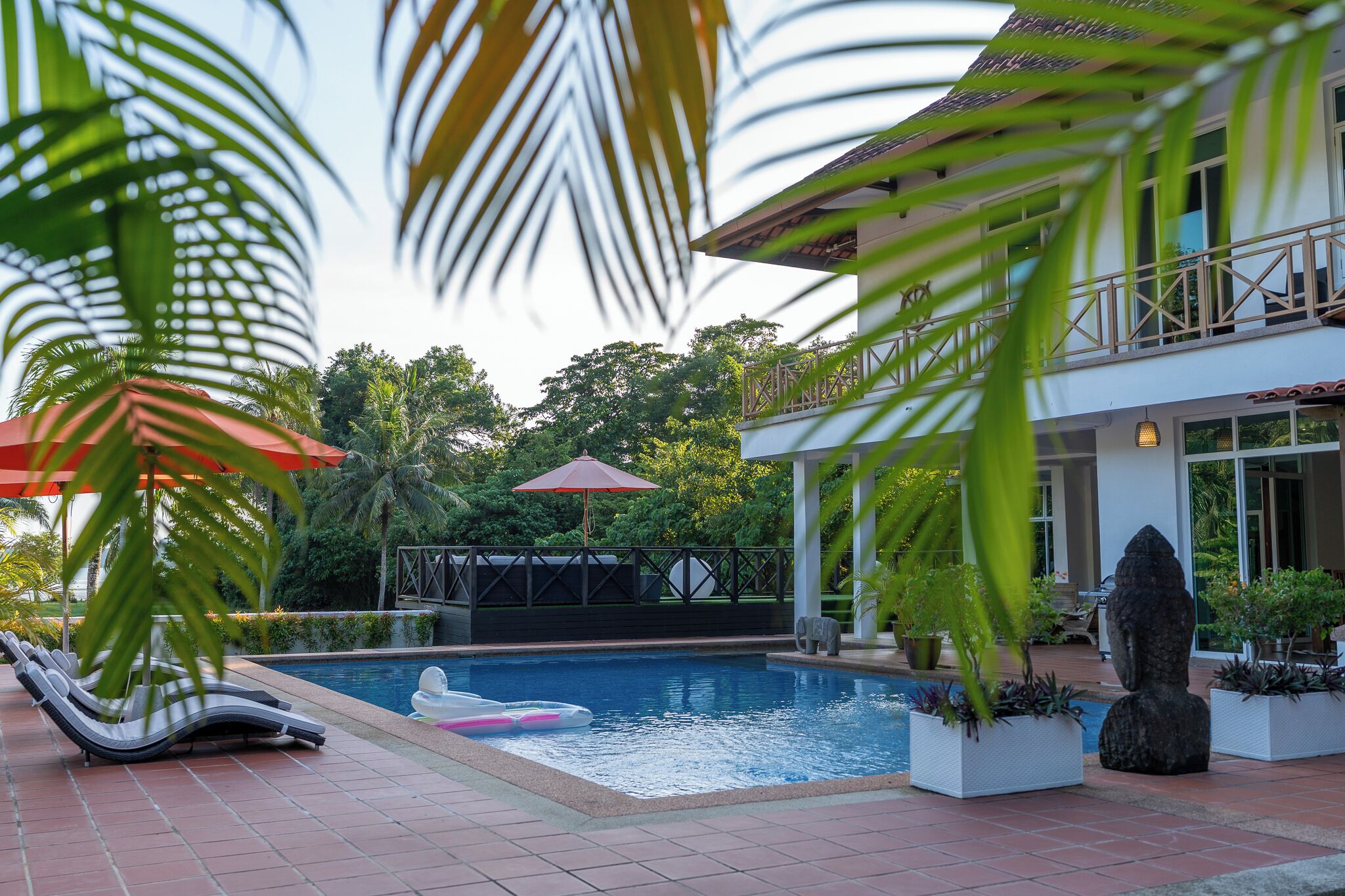 Außenpool, Sonnenschirme, Liegestühle