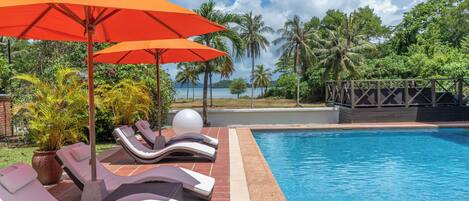 Piscine extérieure, parasols de plage, chaises longues
