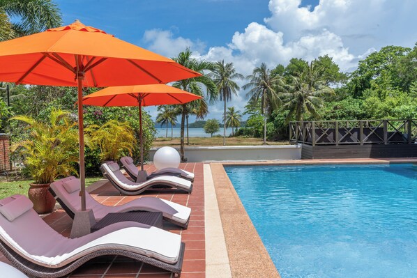 Utendørsbasseng, bassengparasoller og solsenger