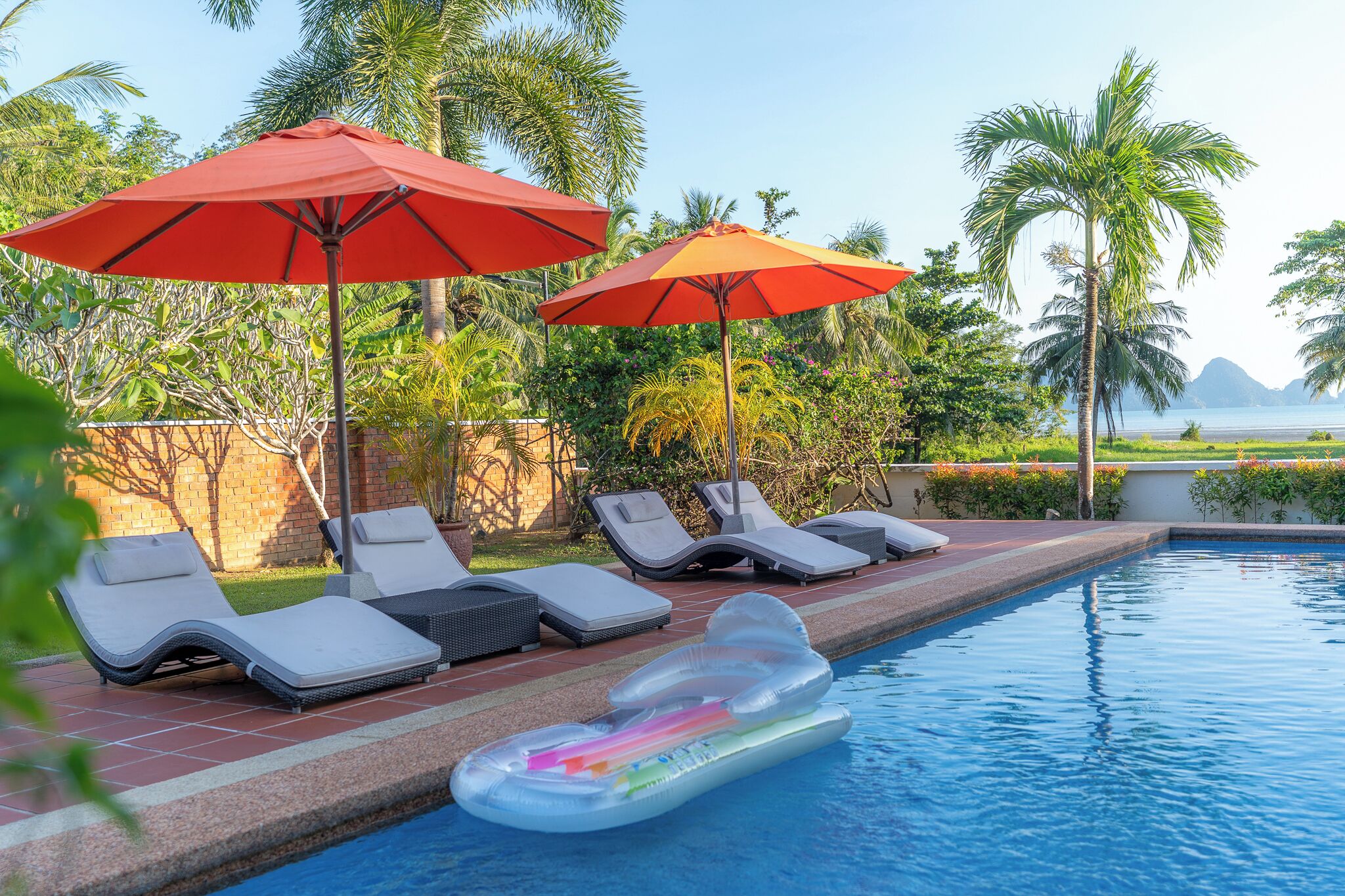 야외 수영장, 수영장 파라솔, 일광욕 의자