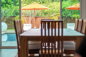 Luxury-Villa, eigener Pool, Meerblick | Esszimmer