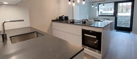 Réfrigérateur, four à micro-ondes, un four, lave-vaisselle