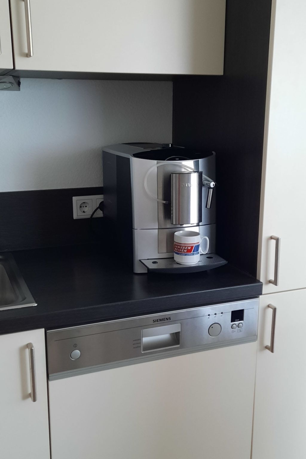 Kühlschrank, Mikrowelle, Ofen, Geschirrspüler