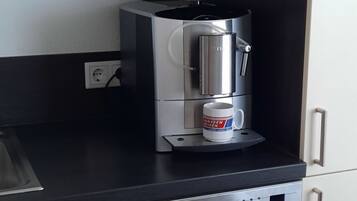 Kühlschrank, Mikrowelle, Ofen, Geschirrspüler