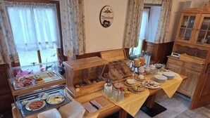 Ein Frühstücksbuffet mit verschiedenen Speisen und einer Kaffeestation.