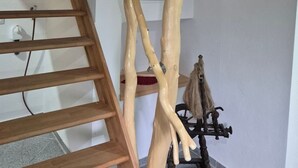 Eine Treppe mit hölzernen Geländern und einer an der Wand befestigten Holzskulptur.