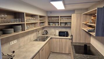 Jääkaappi, mikroaaltouuni, uuni, astianpesukone