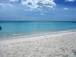 A beach with clear turquoise water and a sandy shore. - Wohnung mit Privatparkplatz by Interhome (Cap Malheureux)