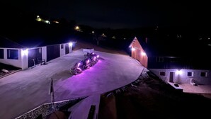 Ein Wohngebiet bei Nacht mit Häusern und einer Einfahrt.
