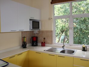 Fridge, microwave, oven, cookware/dishes/utensils - VIllakapy Ideal für Rentnerinnen und Rentner by Interhome (Cap Malheureux)