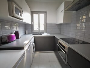 Fridge, microwave, oven, dishwasher - King Alexander Villa am Meer by Interhome (Paphos)