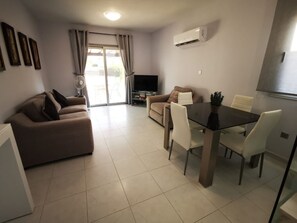 TV - King Alexander Villa am Meer by Interhome (Paphos)