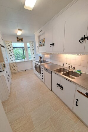 ثلاجة، ميكروويف، فرن، غسالة أطباق