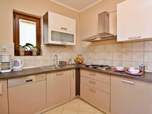 ثلاجة، فرن، غسالة أطباق، مستلزمات طهي/أطباق/أوعية