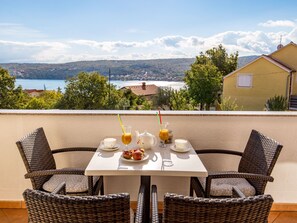 Outdoor dining - Gemütliche Wohnung 3 mit Meerblick by Interhome (Krk/Čižići)