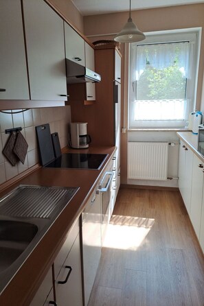 Réfrigérateur, four à micro-ondes, un four, lave-vaisselle