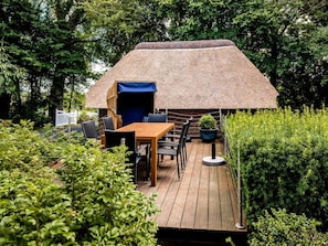 Outdoor dining - Reetdachhaus inmitten von Wiesen und Feldern by Interhome (Emmelsbüll)