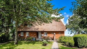 Exterior - Reetdachhaus inmitten von Wiesen und Feldern by Interhome (Emmelsbüll)