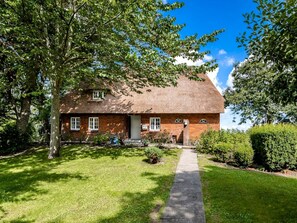 Exterior - Reetdachhaus inmitten von Wiesen und Feldern by Interhome (Emmelsbüll)